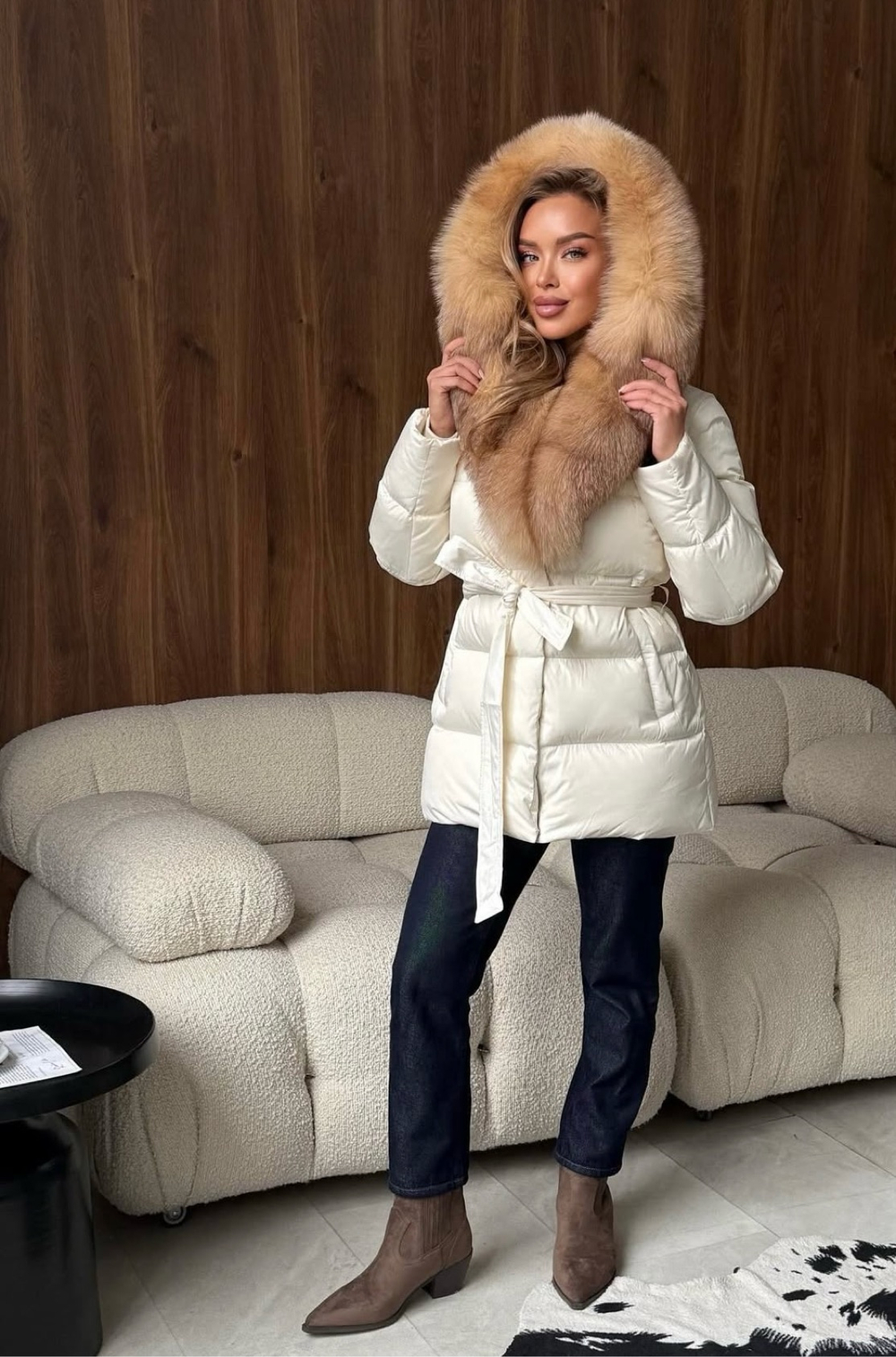 Пуховик в молочном цвете с мехом золотой лисы 75см