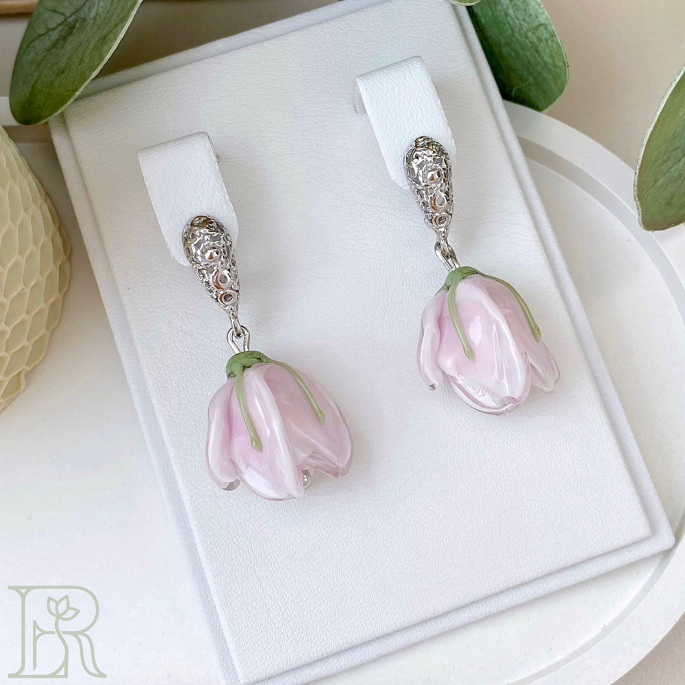 LEFIREL' Серьги серебряные женские "Рози" с цветами из муранского стекла / ювелирные украшения из родированного серебра 925