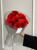 Авторский букет из гербер в красном оттенке 15 шт