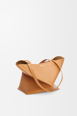 Loewe Средняя складная сумка-тоут Puzzle Fold из блестящей телячьей кожи, светло-коричневый