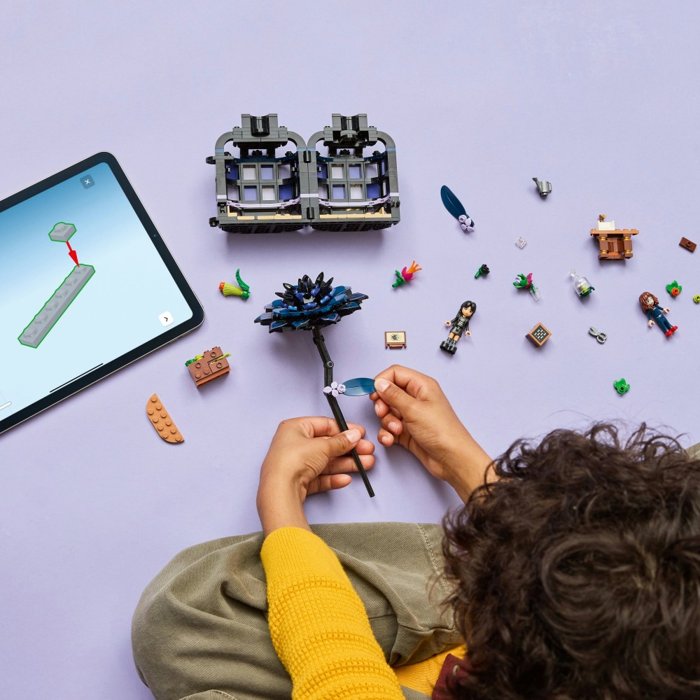 LEGO Wednesday - Цветок черной далии 76784