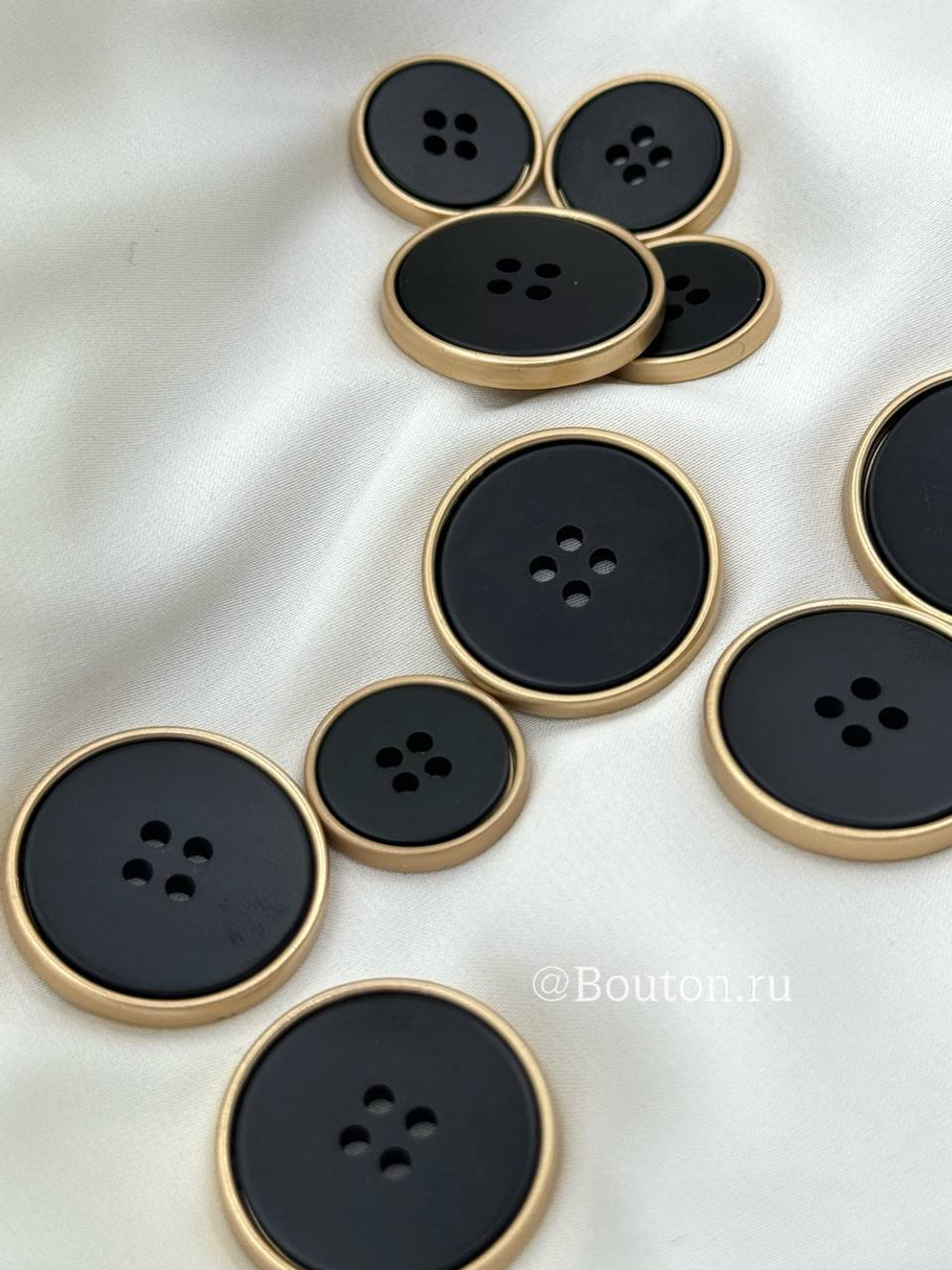 Пуговицы черные на прокол в золотистом металлическом обрамлении