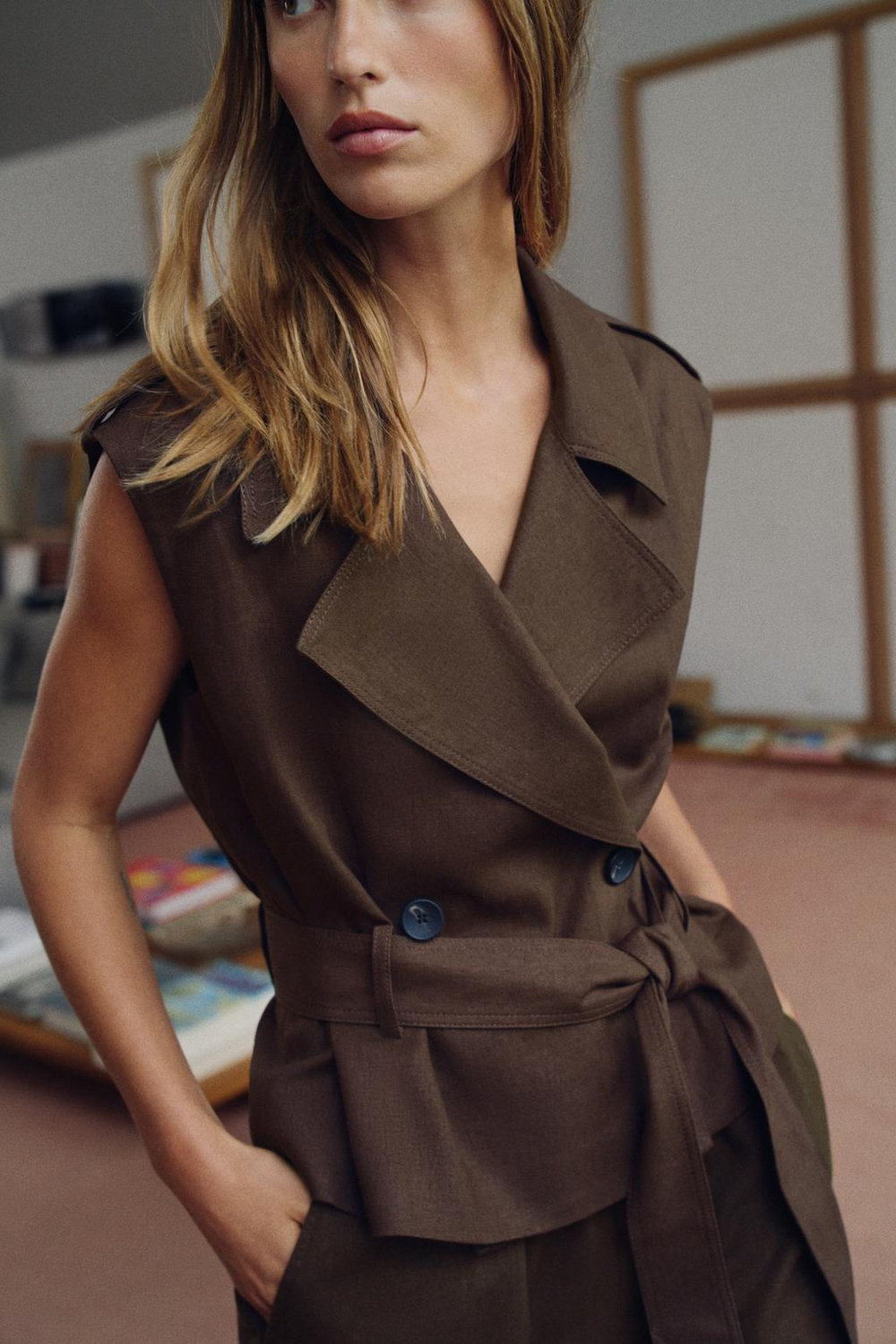 ZARA ЖИЛЕТ НА ЗАПАХ С ПОЯСОМ ИЗО ЛЬНА, ШОКОЛАДНО-КОРИЧНЕВЫЙ