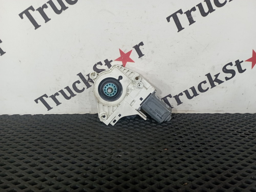 Моторчик стеклоподъемника правый 2020г