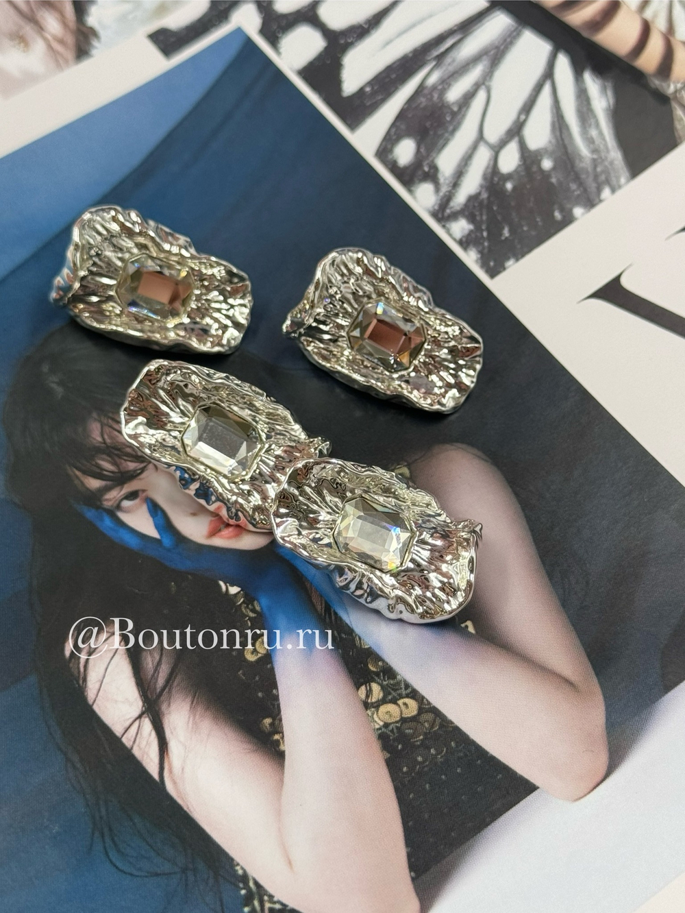 Пуговицы мятые серебро с крупным стразом