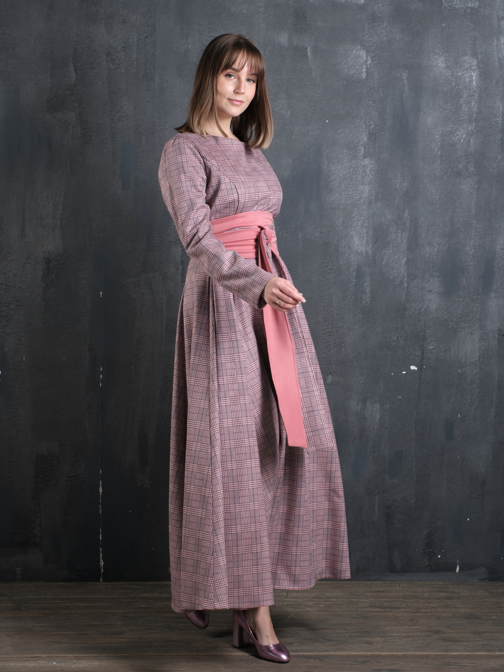 Платье с кушаком /персик клетка