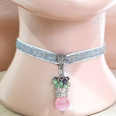 Чокер белый (радужный) с подвеской из цветных кристаллов.