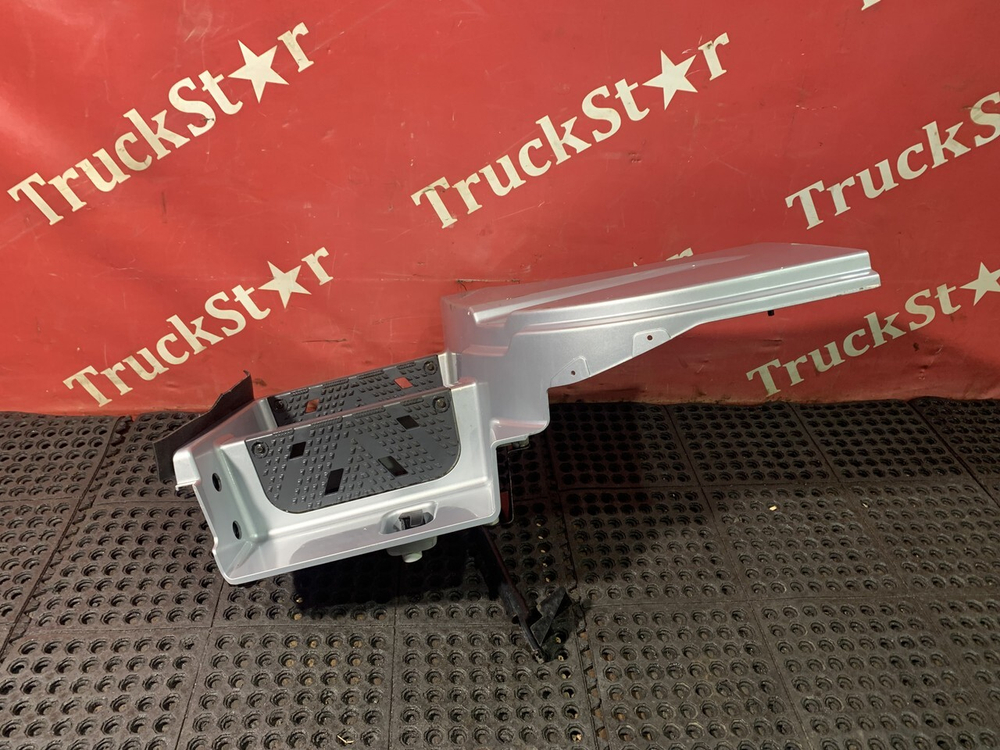 Корпус подножек правый 2023г.