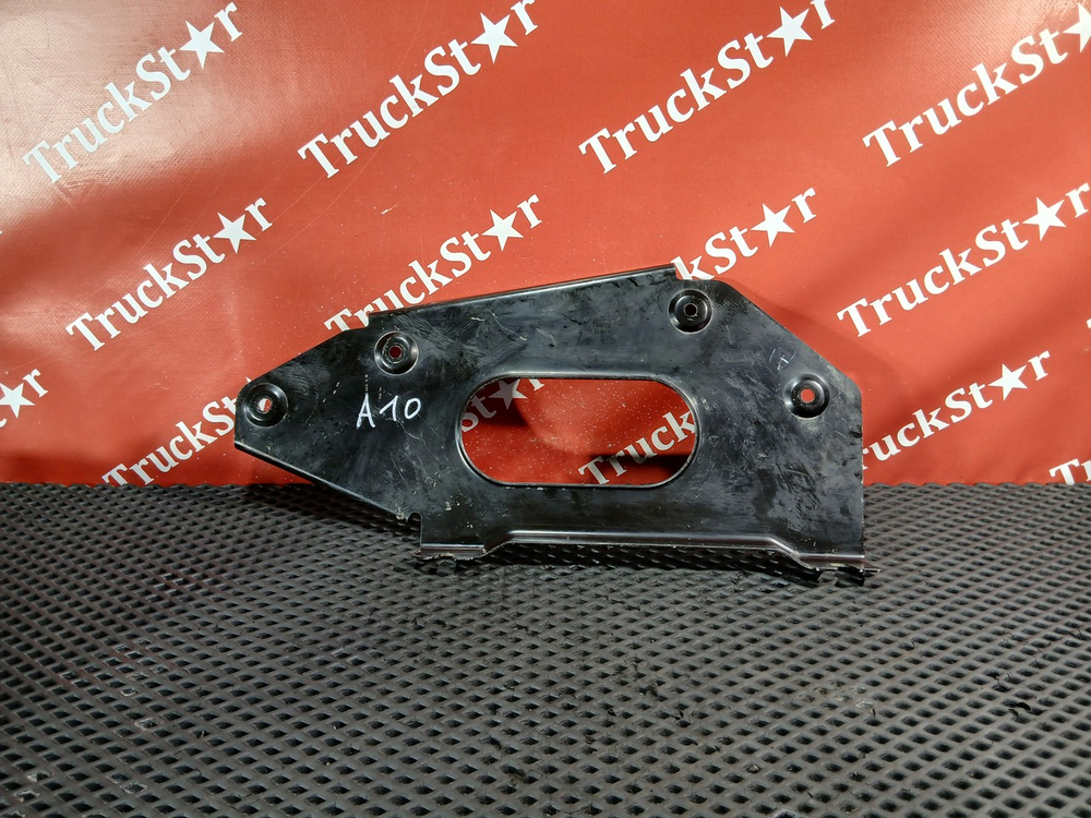 Кронштейн бардачка левого