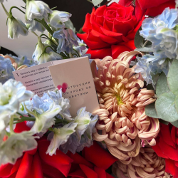 Авторский букет «Девица в кокошнике» алая французская роза с дельфиниумом/ Цветы/ букет от RoseMarkt