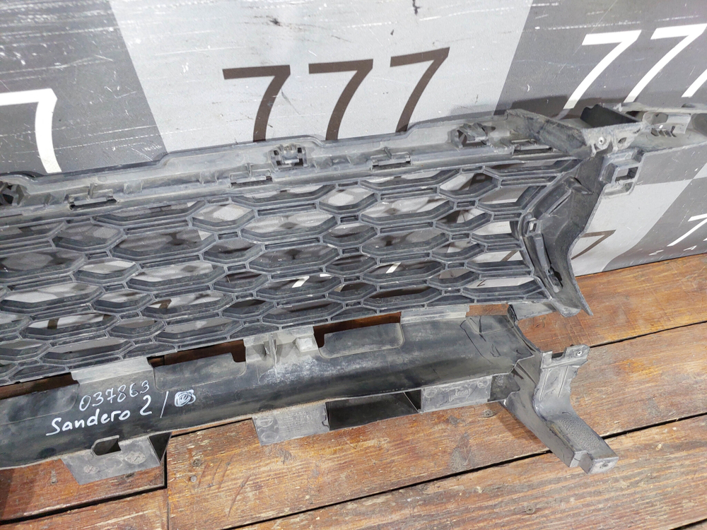 Решетка переднего бампера Renault Sandero 2 13-19 Б/У Оригинал 622542293R