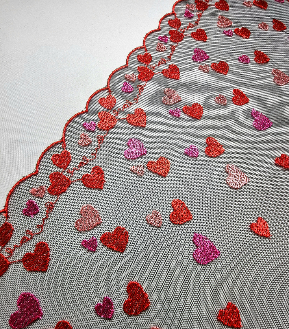 Вышивка на сетке сердечки на черном К113 правая