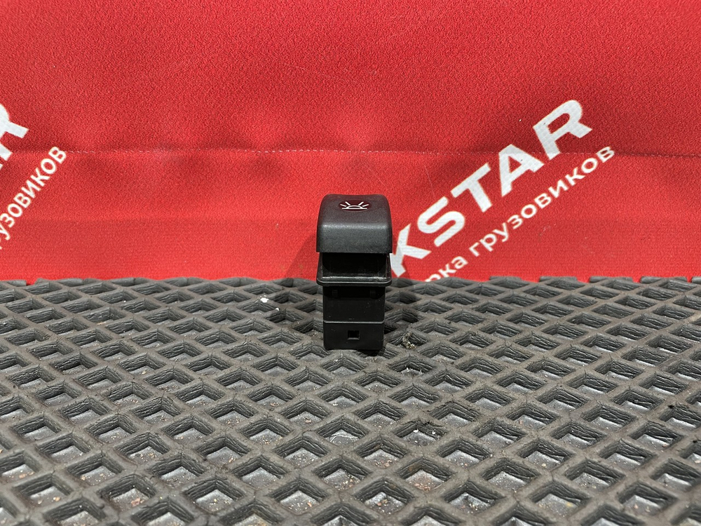 Кнопка освещения за кабиной