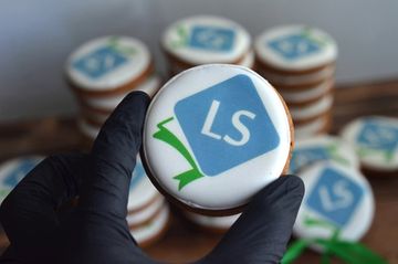 Пряники с логотипом Lancman School