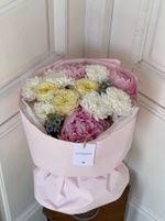 Букет сборный с пионами и незабудками