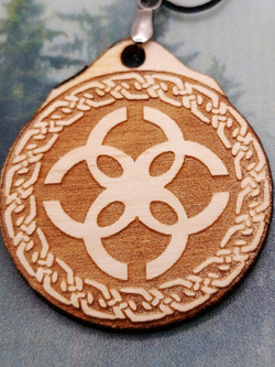 Кулон из дерева Свадебник