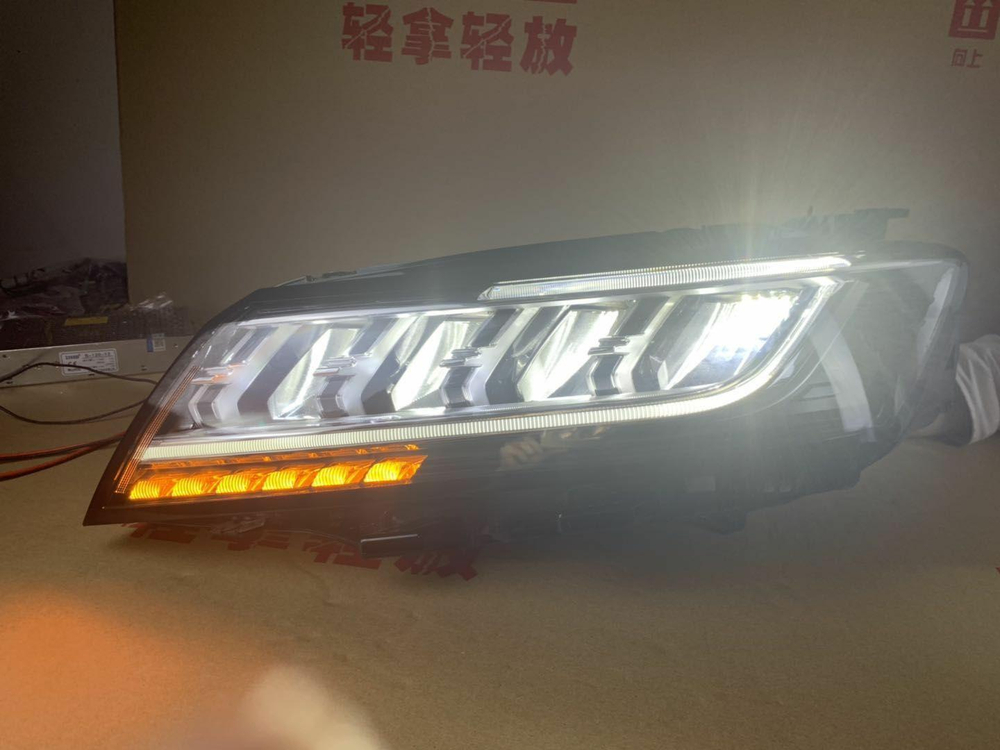 Оригинальная LED фара на Roewe RX5 (правая/левая), повышенная комплектация