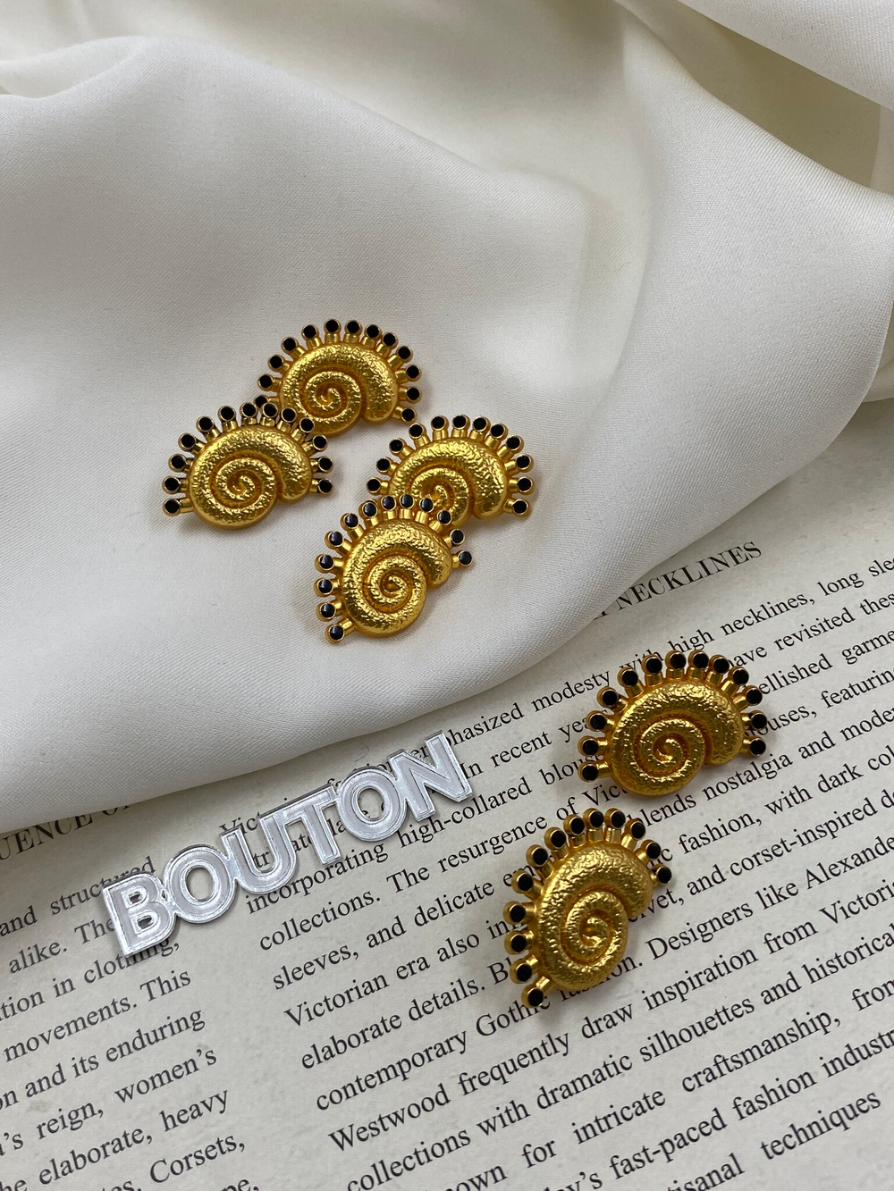 Пуговицы Скиап. золотистые ракушка с черной эмалью