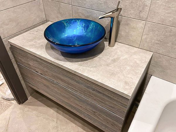 Подвесная тумба с выдвижными ящиками