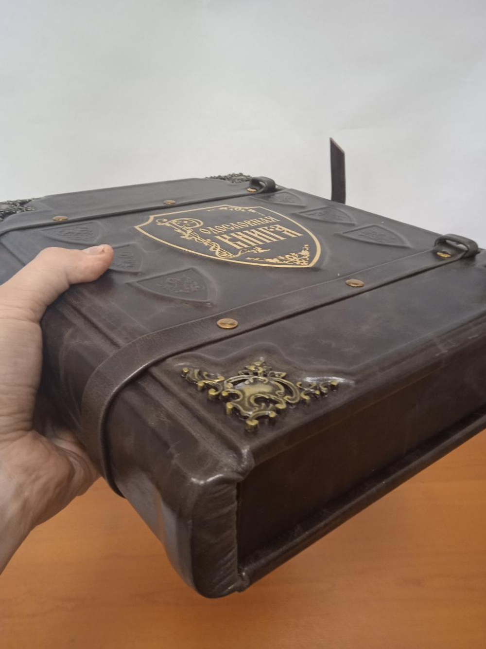 Большая семейная родословная книга "Элитная", обложка из натуральной кожи с бронзовыми уголками