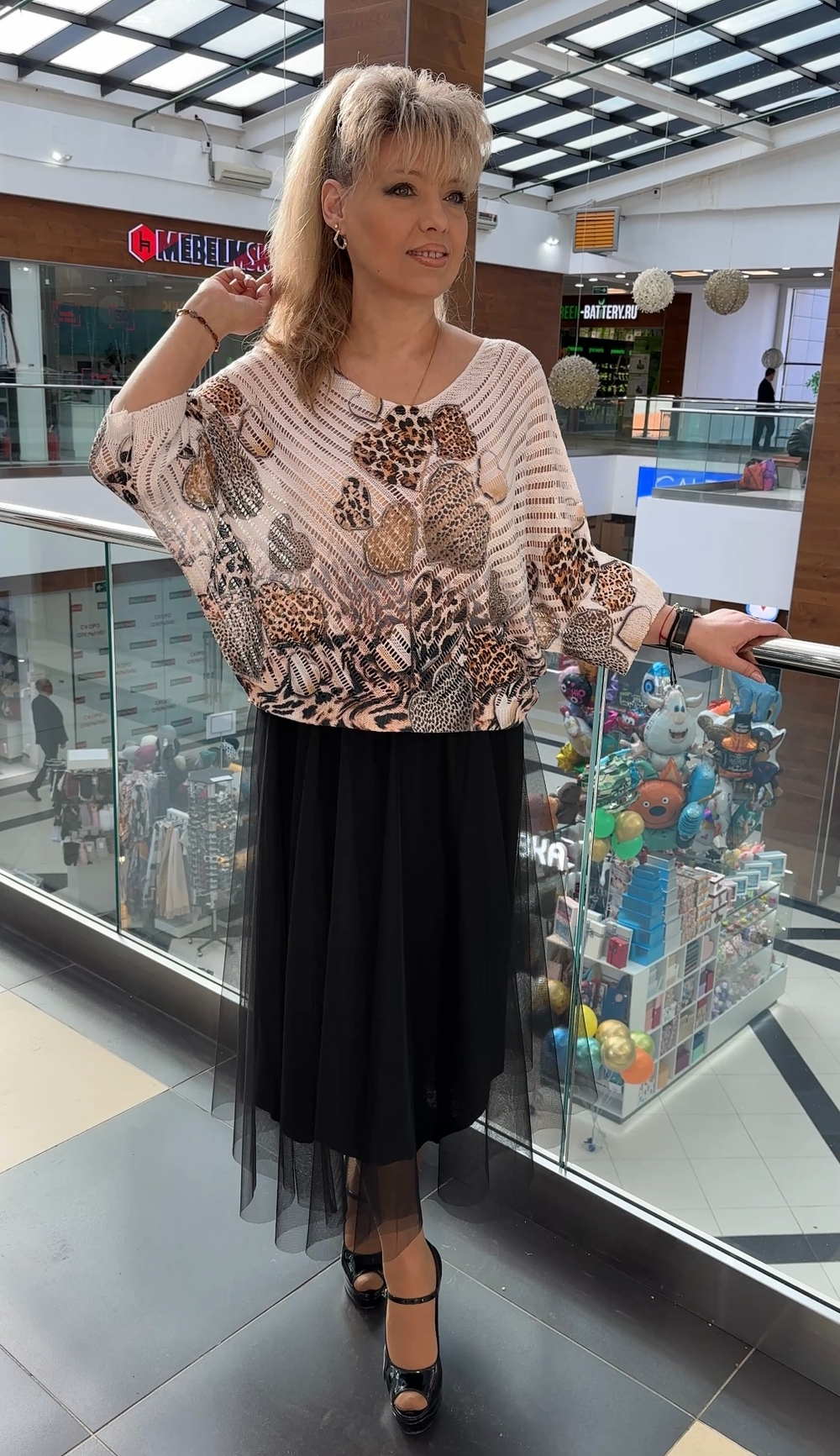 Яркий трикотажный джемпер-блузон с перфорацией