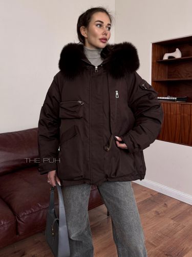 Укороченная женская парка шоколадного цвета с меховым воротником