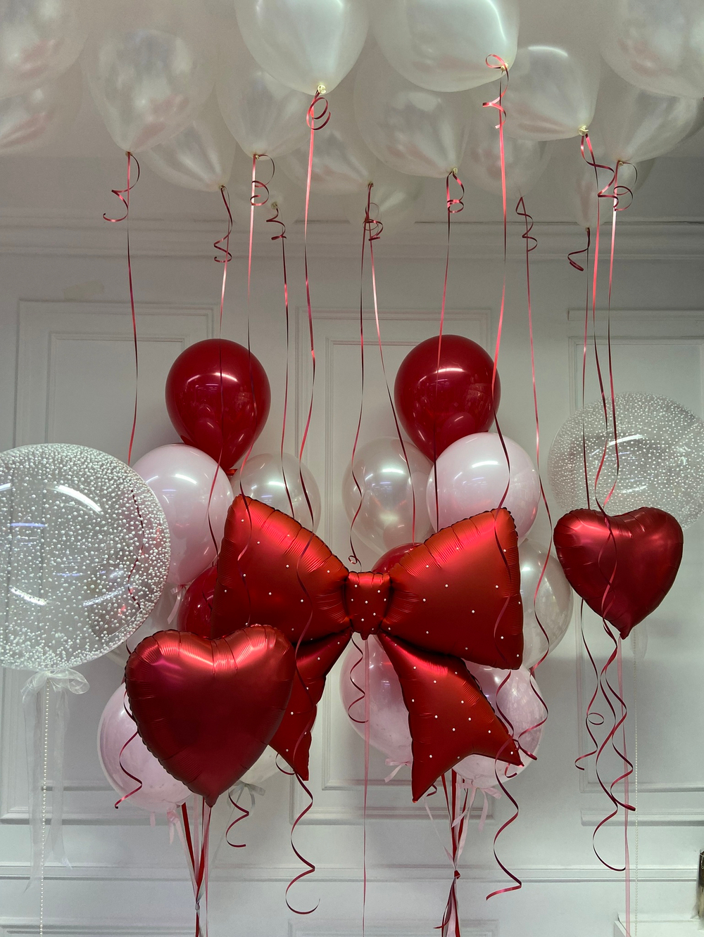 Воздушная композиция с красным бантом
