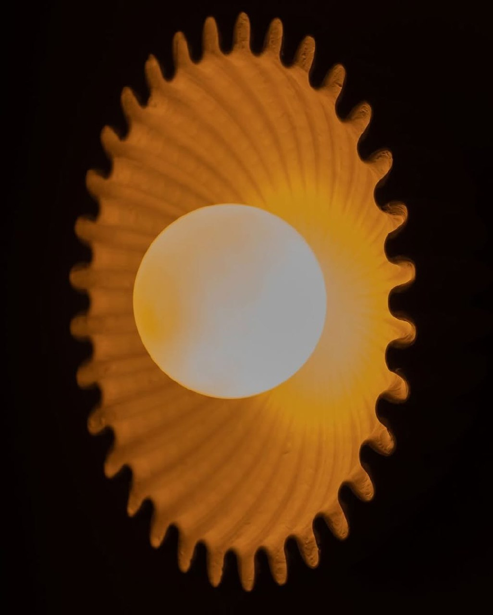 Керамические бра круглой формы в насыщенном тёмно-изумрудном и тёплом жёлтом цветах.