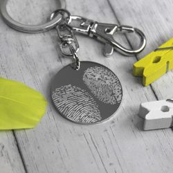 Брелок с гравировкой отпечатков пальцев на заказ