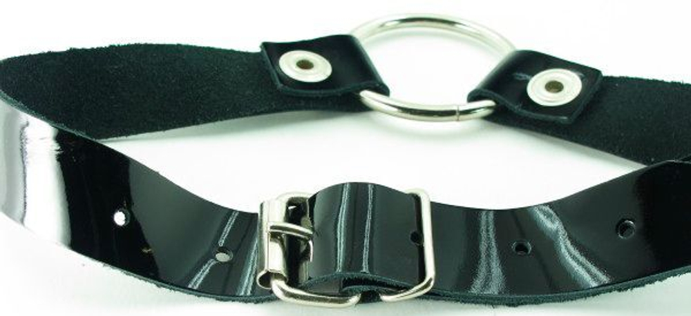 Кляп-кольцо на чёрных лаковых ремешках с кнопками (Цвет: черный)