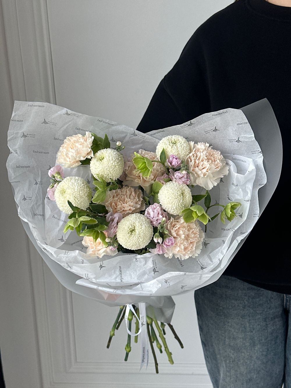 Букет сборный из одноголовой хризантемы, диантусов, хелеборуса и маттиолы