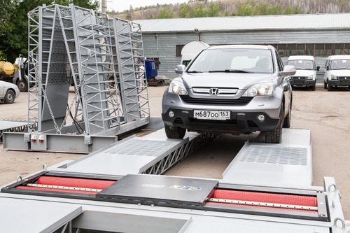 Мобильная эстакада с ручным приводом.