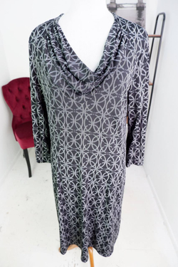 Платье Bartelli для лаконичного образа, визуально на 54 размер