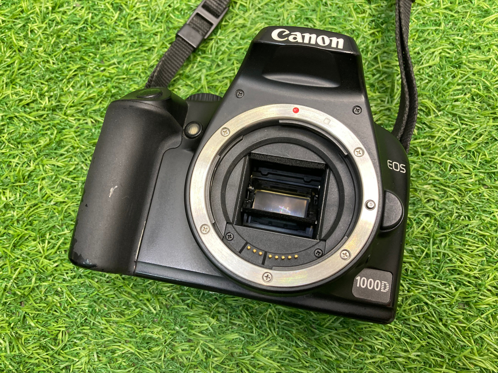 Canon 1000D kit 18-55mm 3.5-5.6 II 26.000 кадров