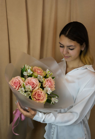 Букет из французской розовой розы и белой альстромерии (№515)