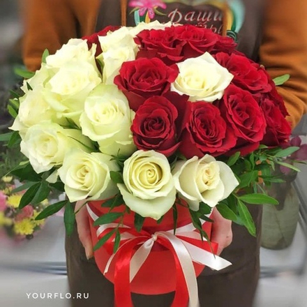 Шляпная коробка с 33 розами "Инь-Янь" (Кения 60 см)