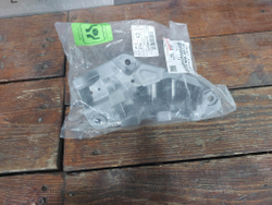 Кронштейн фары левый Toyota Land Cruiser 200 15-21 Новое Оригинал 8115860K10