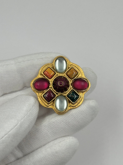 Накладка на пуговицу с разноцветными вставками