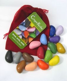 Восковые мелки-камушки Crayon Rocks, набор из 16 цветов в красном бархатном мешочке