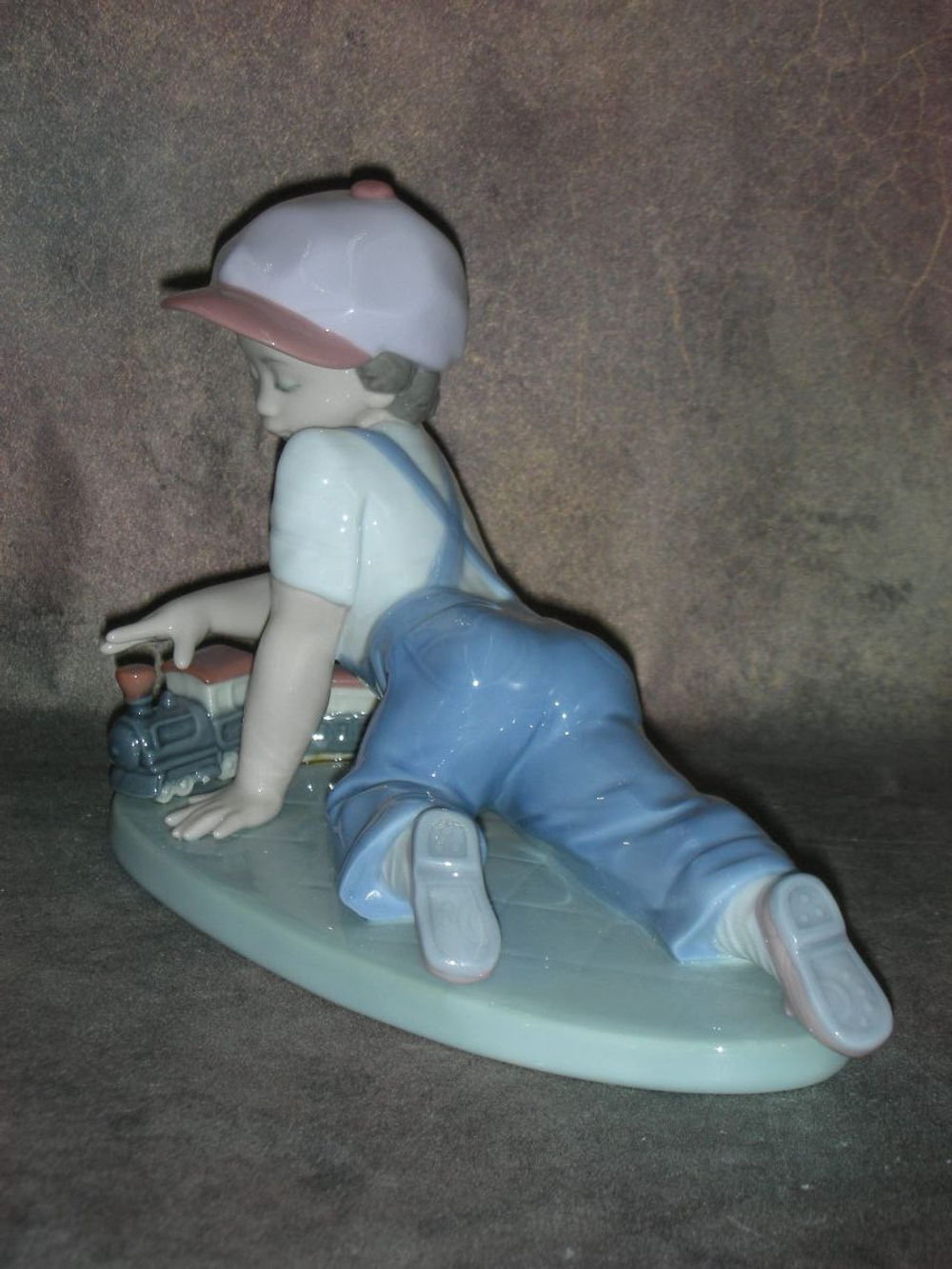 Статуэтка. Фарфор. Мальчик с паровозиком. Lladro. Испания