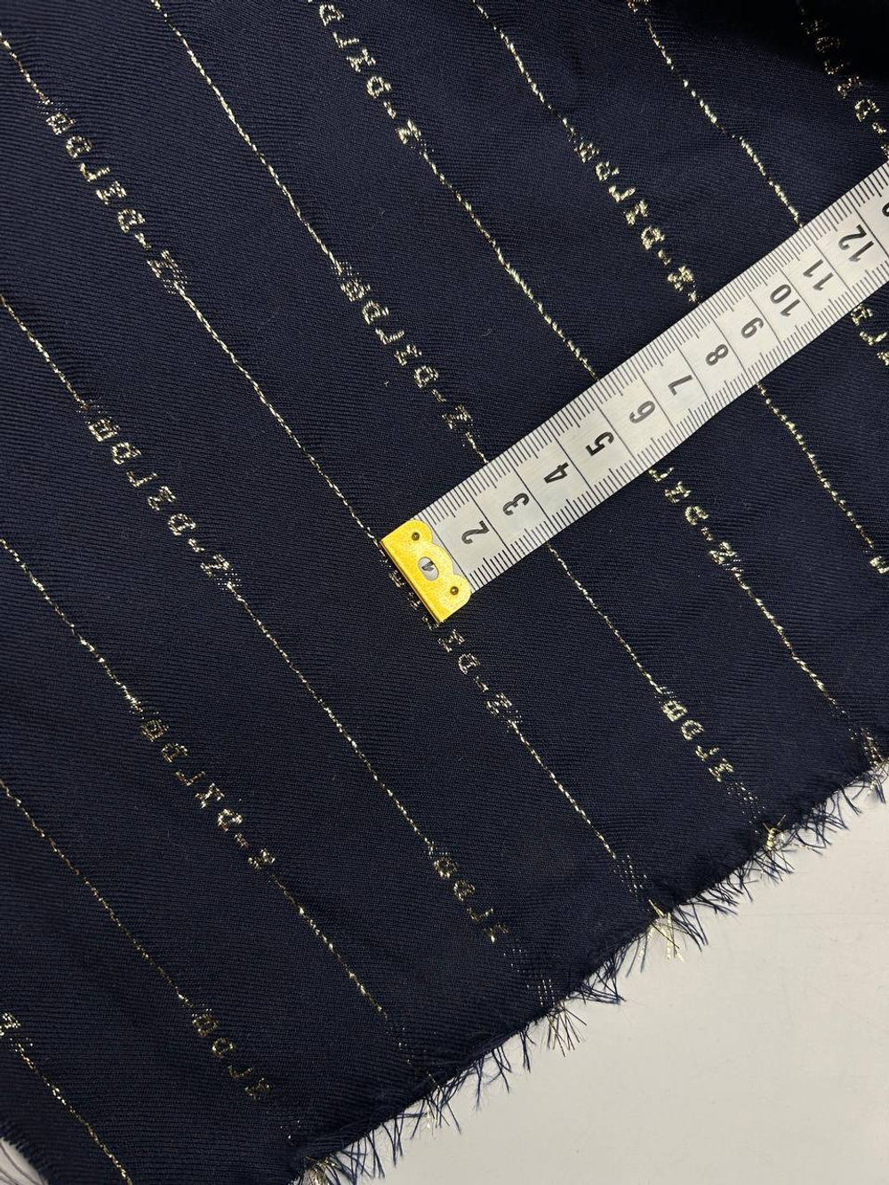 Шерсть с люрексом костюмно-плательная Balmain темно-синяя в золотую полоску с лого