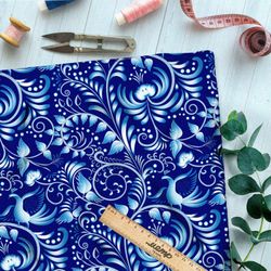 Ткань блэкаут тонкая гжель на синем фоне