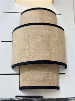 Стильное настенное бра с многоуровневым абажуром из натурального текстиля.