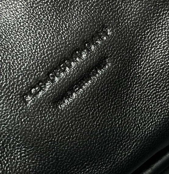Мини-сумка Saint Laurent Lou из стеганой кожи Grain De Poudre с тиснением, чёрный