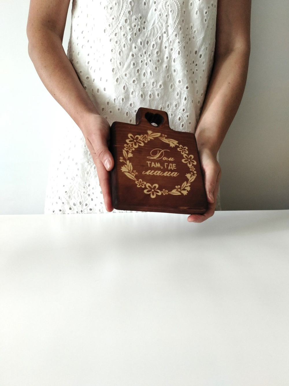 Доска деревянная разделочная "Маме"