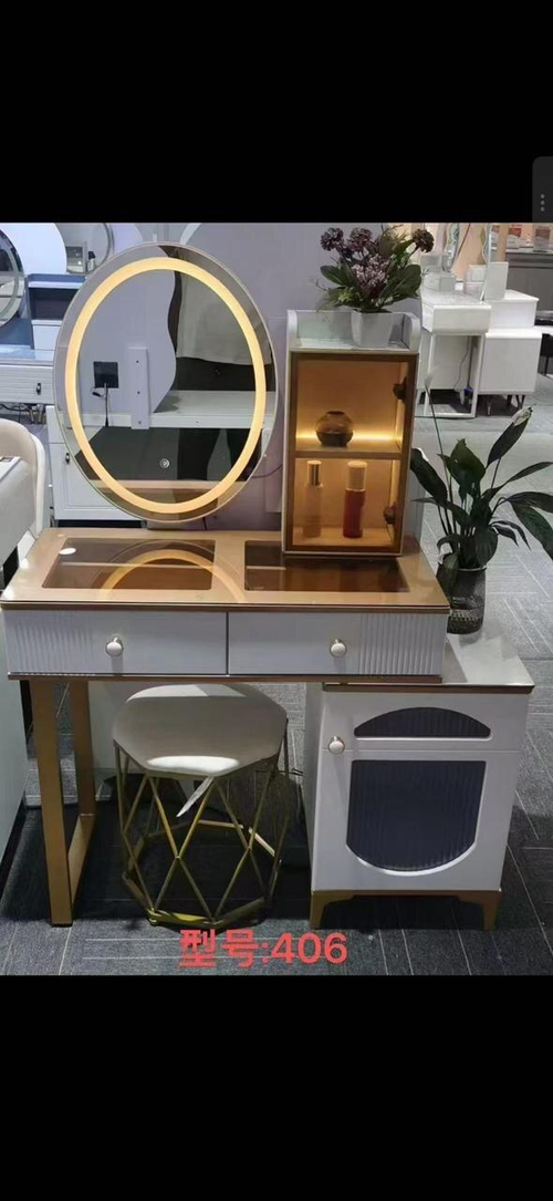 Туалетный столик со стулом