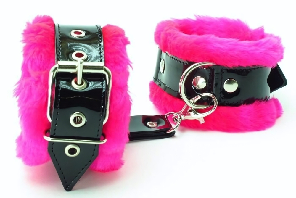 Розовые меховые оковы с ремешками из лакированной кожи (Цвет: розовый с черным)