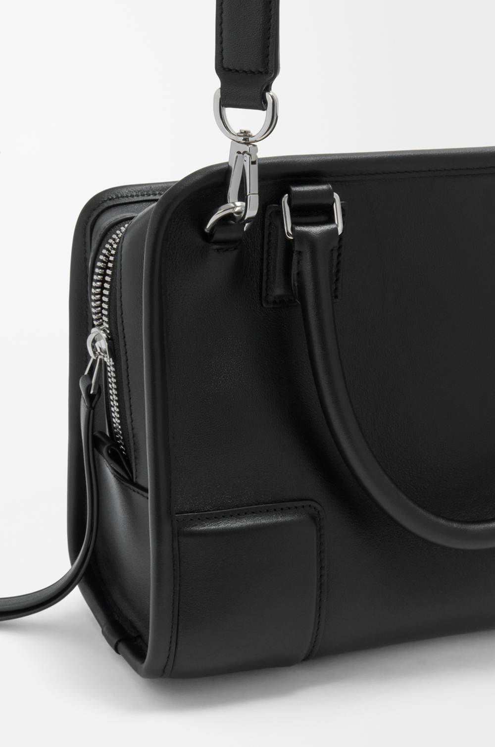 Loewe Маленькая сумка Amazona 180 из мягкой телячьей кожи, черный