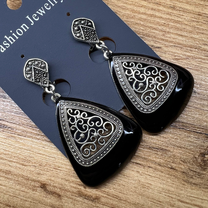 Клипсы Bohemia треугольник скругленный эмаль черная узор точки вензеля металл античный серебристый