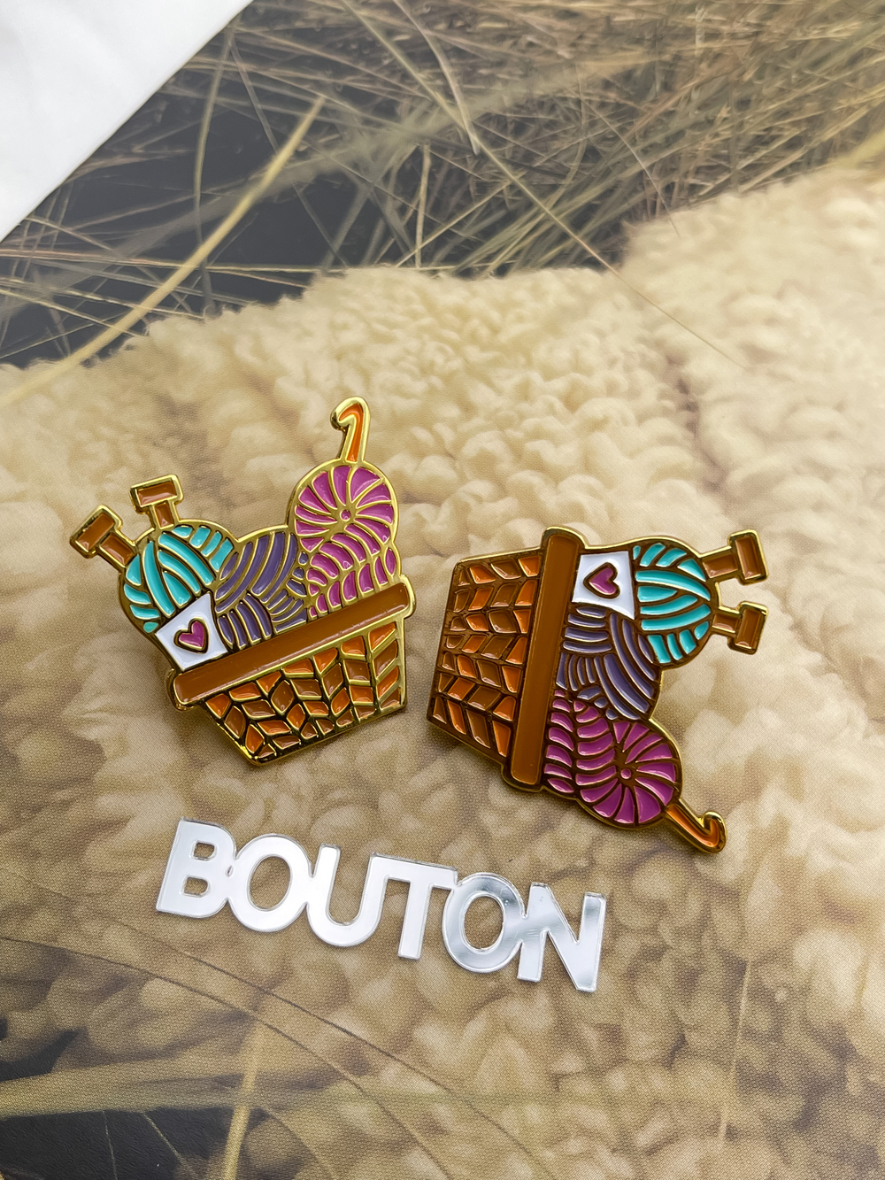 Брошь-Пин "Корзина с пряжей и спицами"